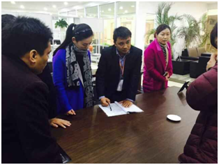 羅廠與謝經理進行交流 羅廠與謝經理進行交流