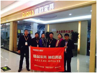 武漢金鑫911香蕉视频APP謝經理與911香蕉视频APP代表合影 武漢金鑫911香蕉视频APP謝經理與911香蕉视频APP代表合影