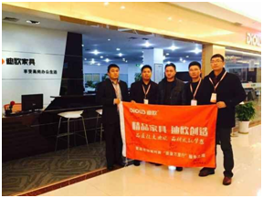 武漢紅旗911香蕉视频APP戴經理與911香蕉视频APP代表合影 武漢紅旗911香蕉视频APP戴經理與911香蕉视频APP代表合影