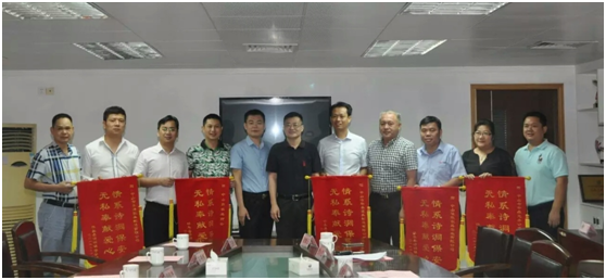 參加捐贈儀式的企業代表合影留念 參加捐贈儀式的企業代表合影留念