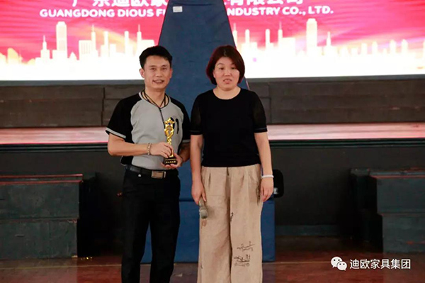 【最佳裁判員-王軍&頒獎嘉賓-集團行政副總楊青梅女士】 【最佳裁判員-王軍&頒獎嘉賓-集團行政副總楊青梅女士】