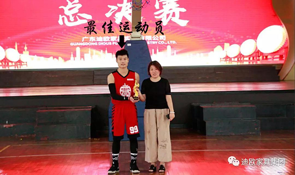 【最佳運動員-張倫發&頒獎嘉賓-集團行政副總楊青梅女士】 【最佳運動員-張倫發&頒獎嘉賓-集團行政副總楊青梅女士】