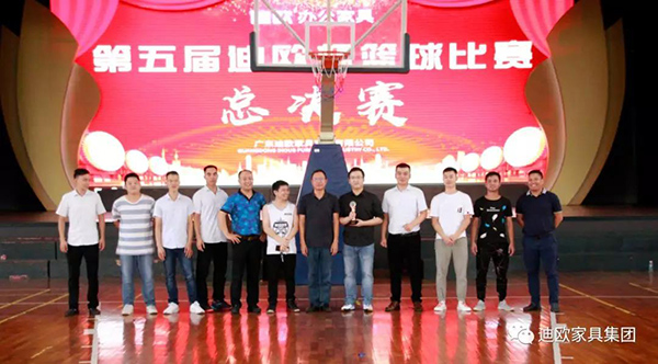 【季軍-911香蕉视频APP品牌藍區代表隊&頒獎嘉賓-911香蕉视频APP集團董事長-黃壽金先生】 【季軍-911香蕉视频APP品牌藍區代表隊&頒獎嘉賓-911香蕉视频APP集團董事長-黃壽金先生】