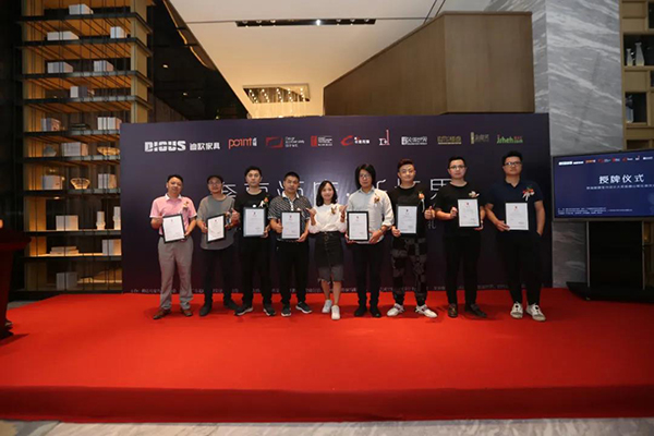 廣州卡撒傳媒副總經理鍾曉顏 為本期特邀分享嘉賓頒發證書。