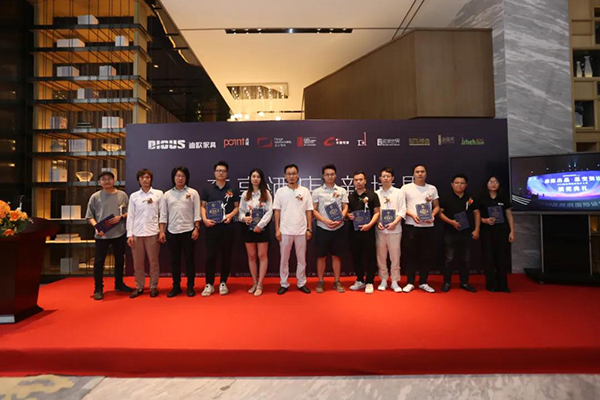 佛山市室內設計協會會長、晶鯤鵬國際設計大獎賽執委付祖軍先生為獲獎設計師頒發牌匾及證書