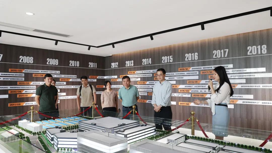 在沙盤前，工作人員為王克會長講解集團的發展規劃