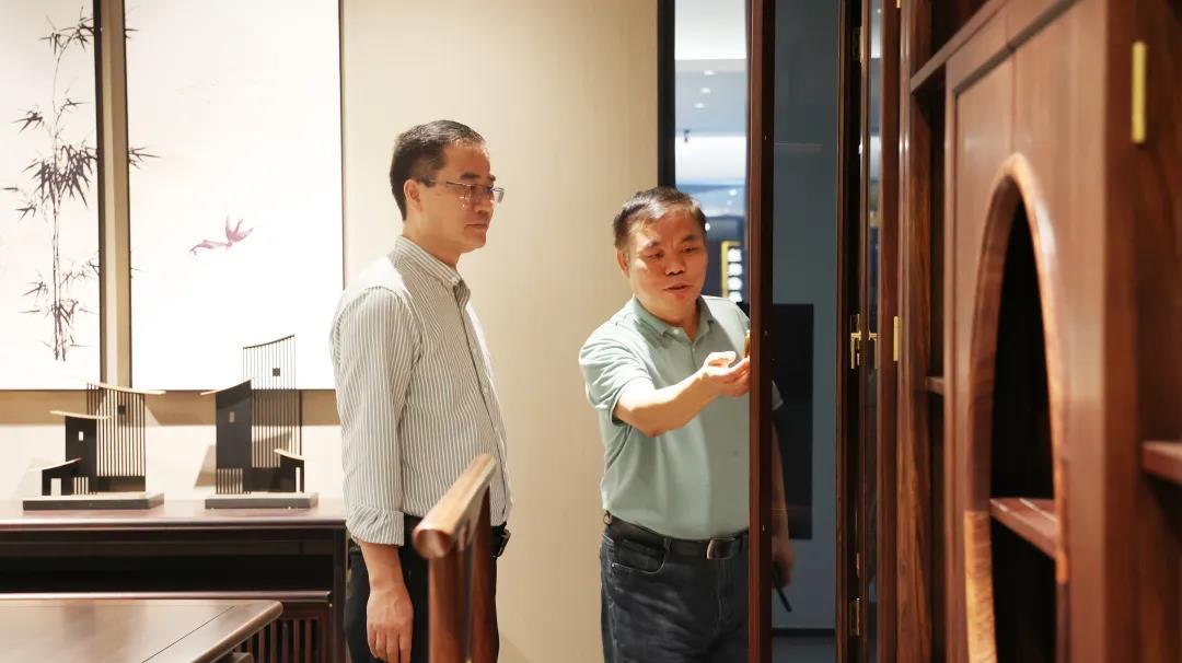 王克會長現場感受展廳家具的工藝、性能以及產品優勢