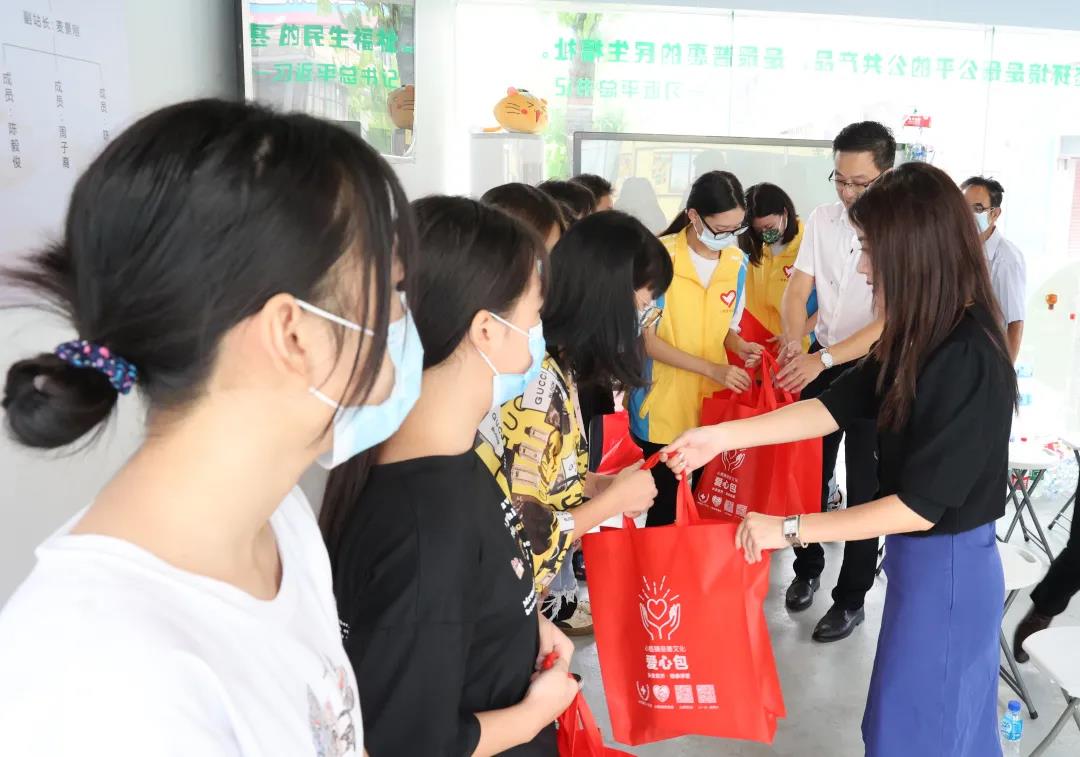 911香蕉视频APP家具集團為受助學子贈送愛心包