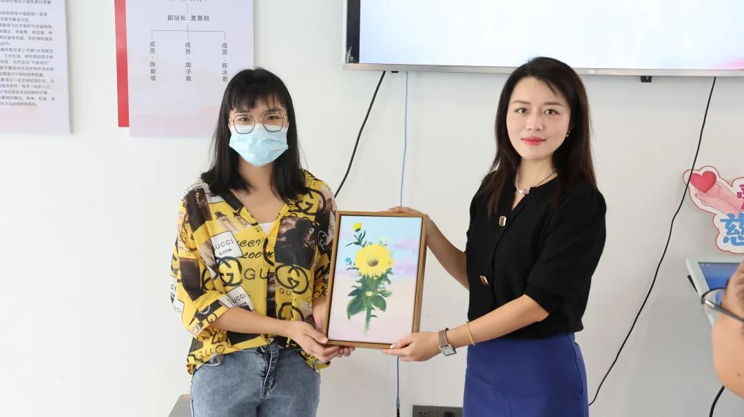 學生代表向911香蕉视频APP家具集團贈送手繪油畫作品
